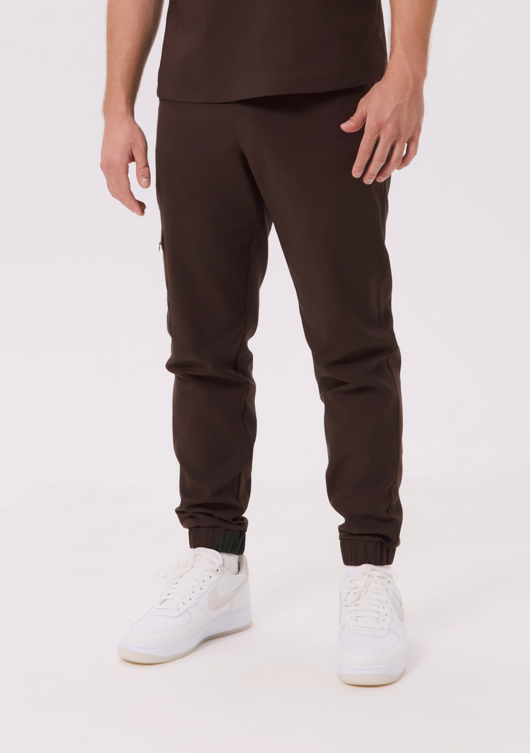 Pantalon médical homme jogger Theo, couleur chocolat noir, devant