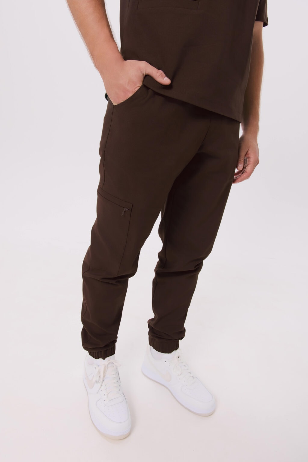 Pantalon médical homme jogger Theo, couleur chocolat noir, trois-quarts