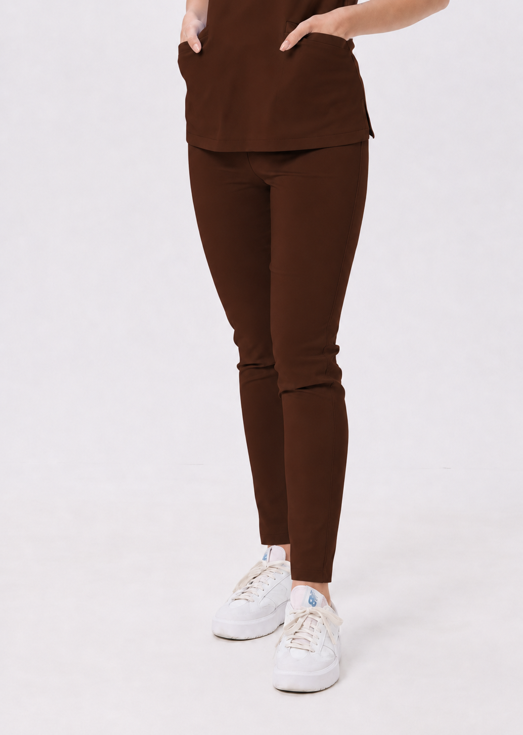 Pantalon médical femme skinny Ella, couleur chocolat noir, devant
