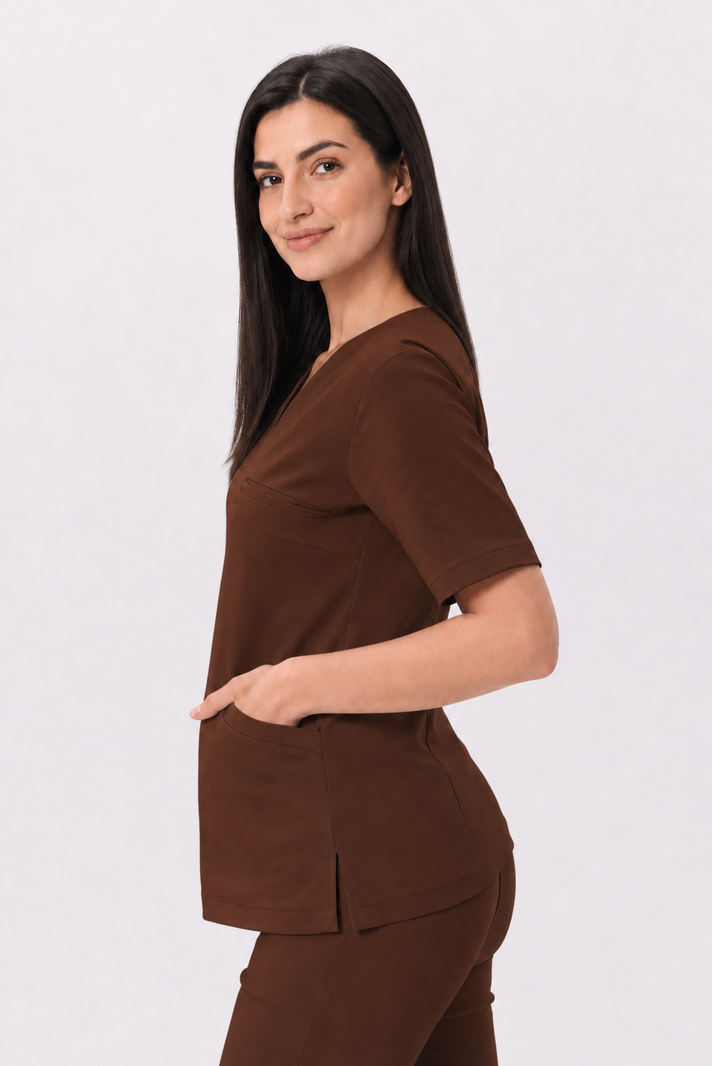 Pantalon médical femme skinny Ella, couleur chocolat noir, trois-quarts