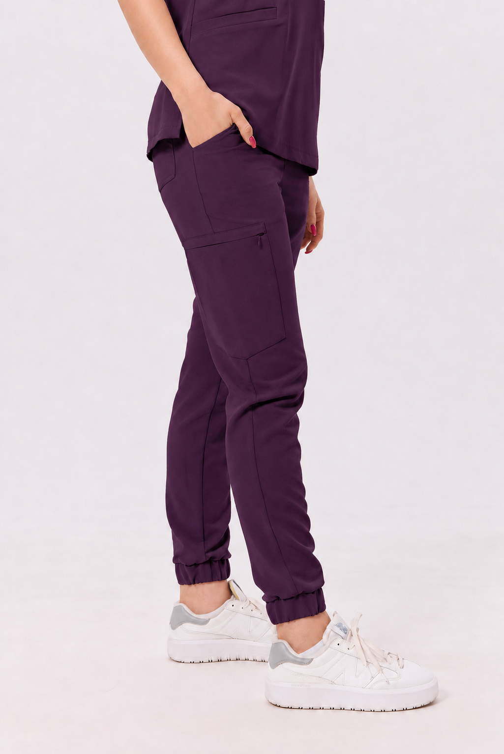 Pantalon médical femme jogger Luna, couleur aubergine, profil