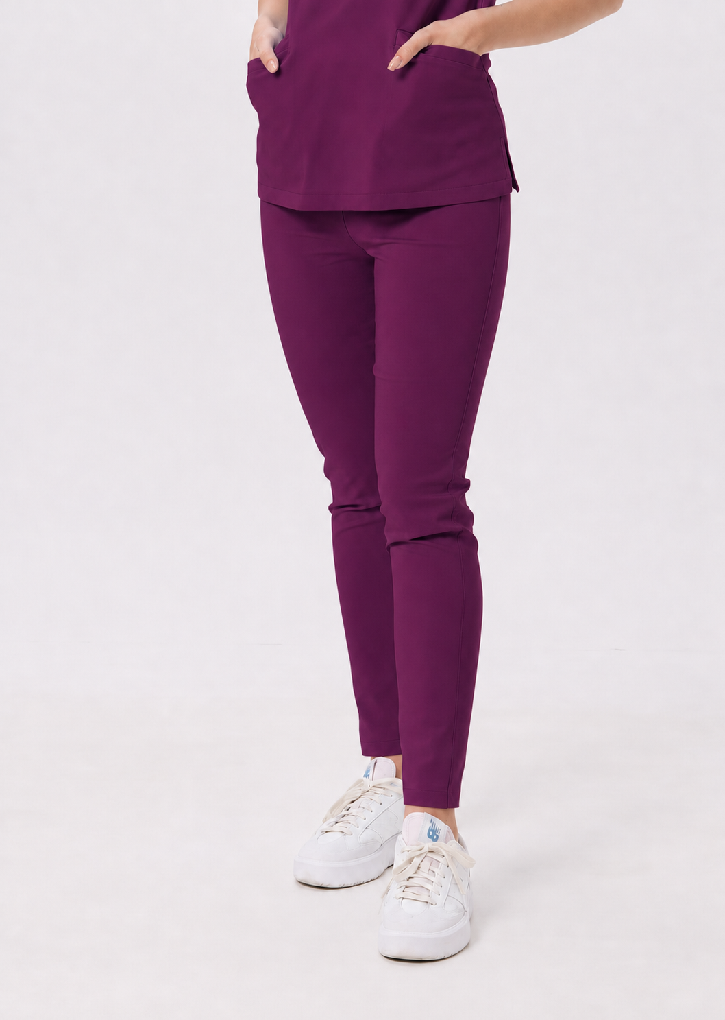 Pantalon médical femme skinny Ella, couleur prune, devant