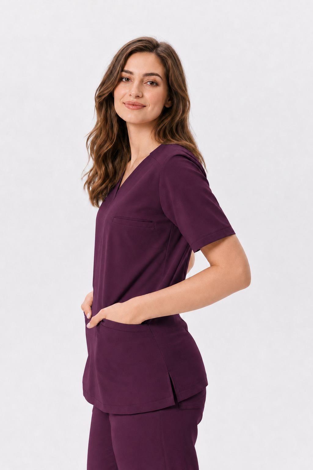 Tunique médicale femme col V Livia, couleur aubergine, trois-quarts